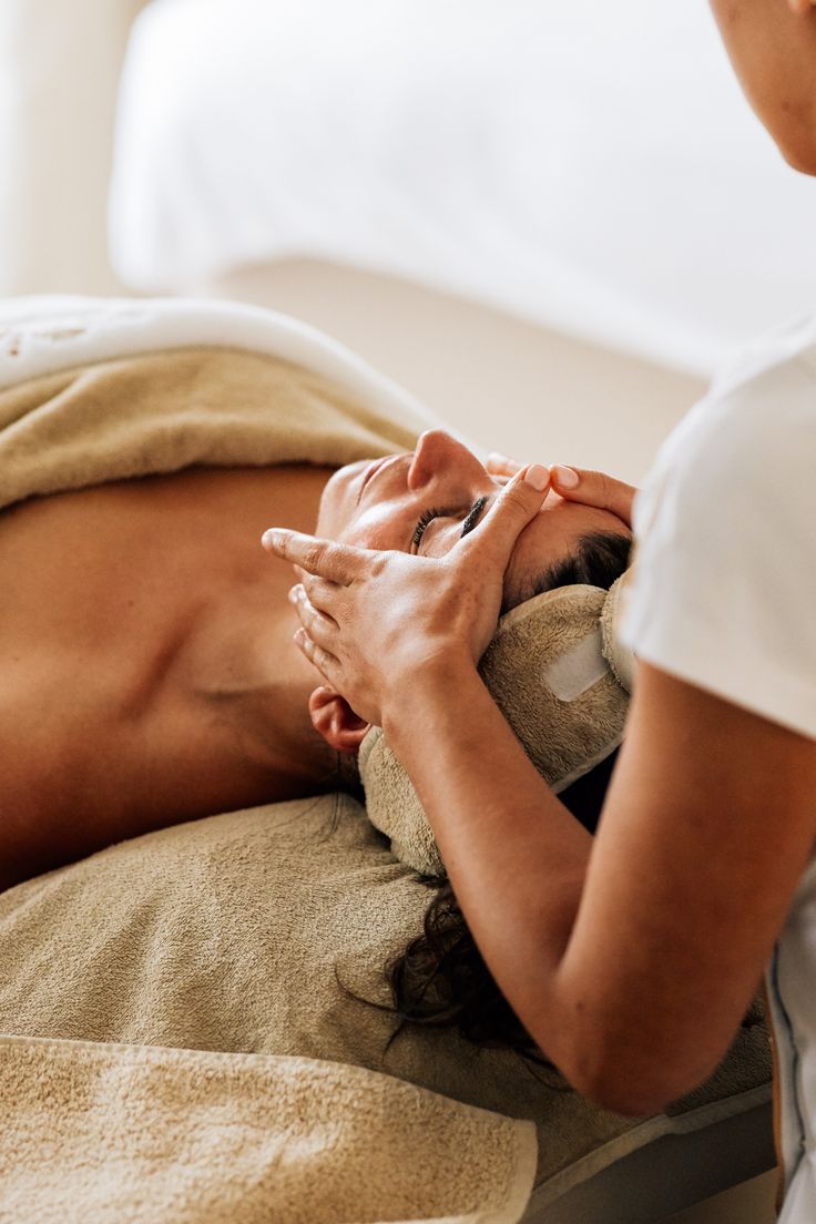 Soin du visage relaxant effectué par une esthéticienne